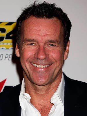 Дэвид Джеймс Эллиоттв роли Уэйна Сайпресса