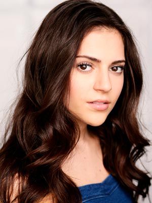 Роми Велтман в роли Марты «Эм» Сайпресс